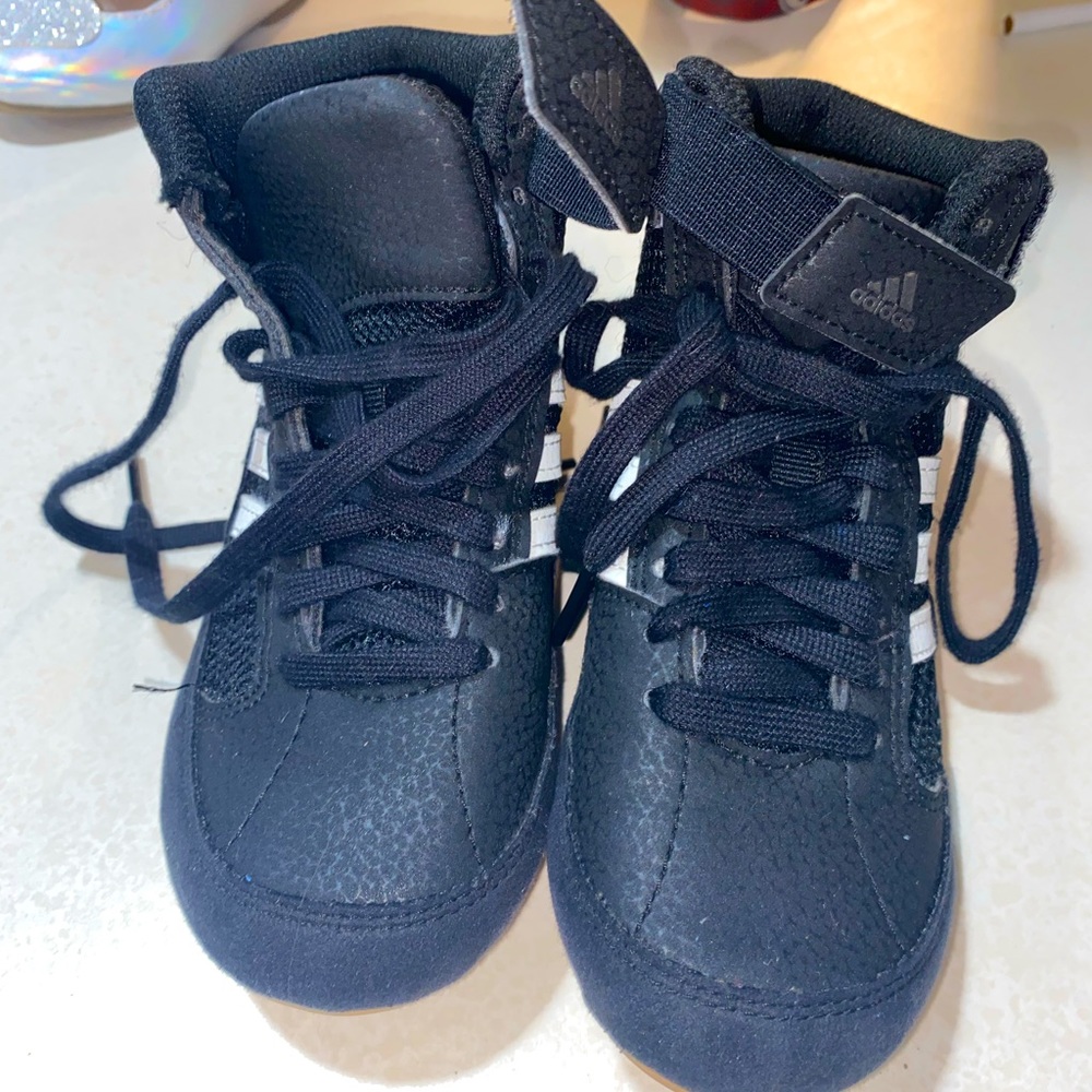 ASICS’s wrestling shoes little boys